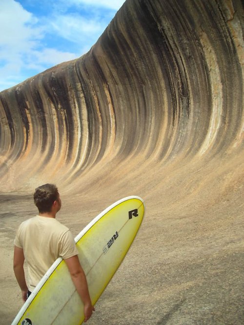 Необычная скала в форме гигантской волны в Австралии (9 фото)