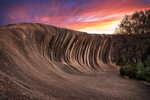 Необычная скала в форме гигантской волны в Австралии (9 фото)