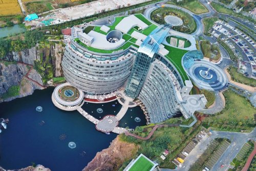 В Китае завершили строительство отеля, расположенного в заброшенном карьере (6 фото)">