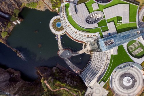 В Китае завершили строительство отеля, расположенного в заброшенном карьере (6 фото)">