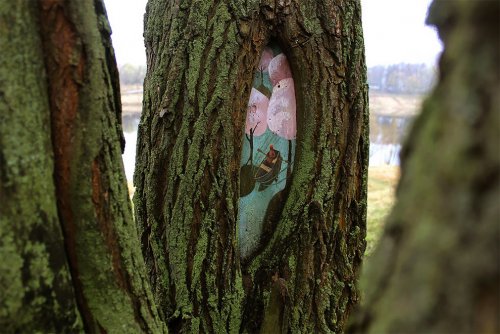 Картины Евгении Дудниковой на стволах деревьях, дополняющие пейзаж (7 фото)">