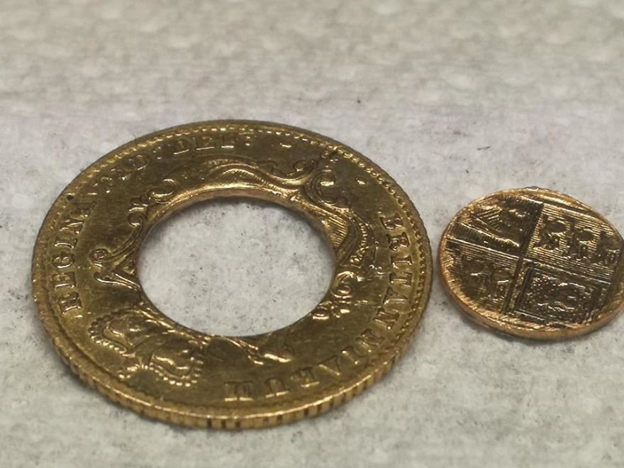 Ирландский мастер делает кольца из монет разных стран (16 фото)