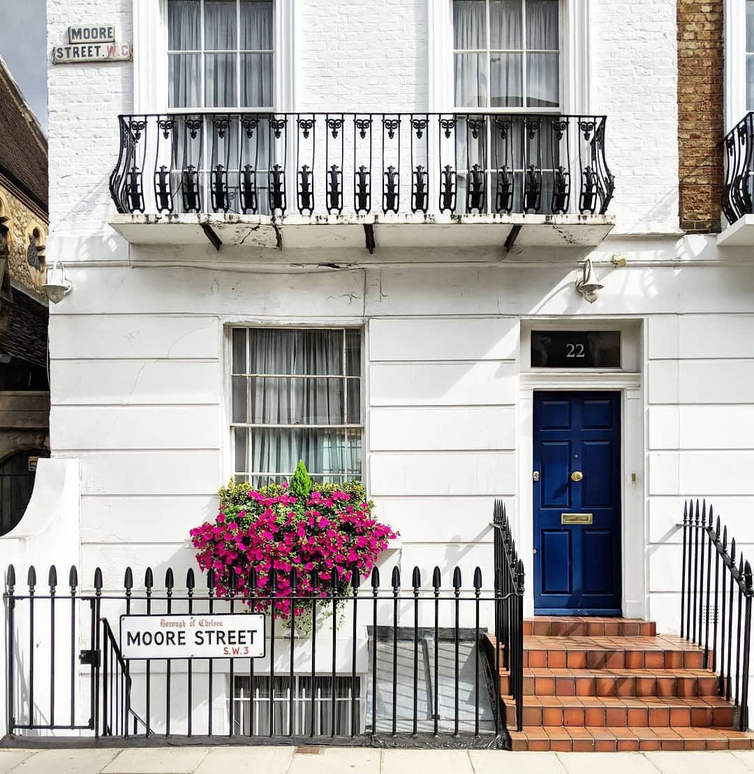 Красочные лондонские входные двери самых разных цветов и стилей, украшенные...