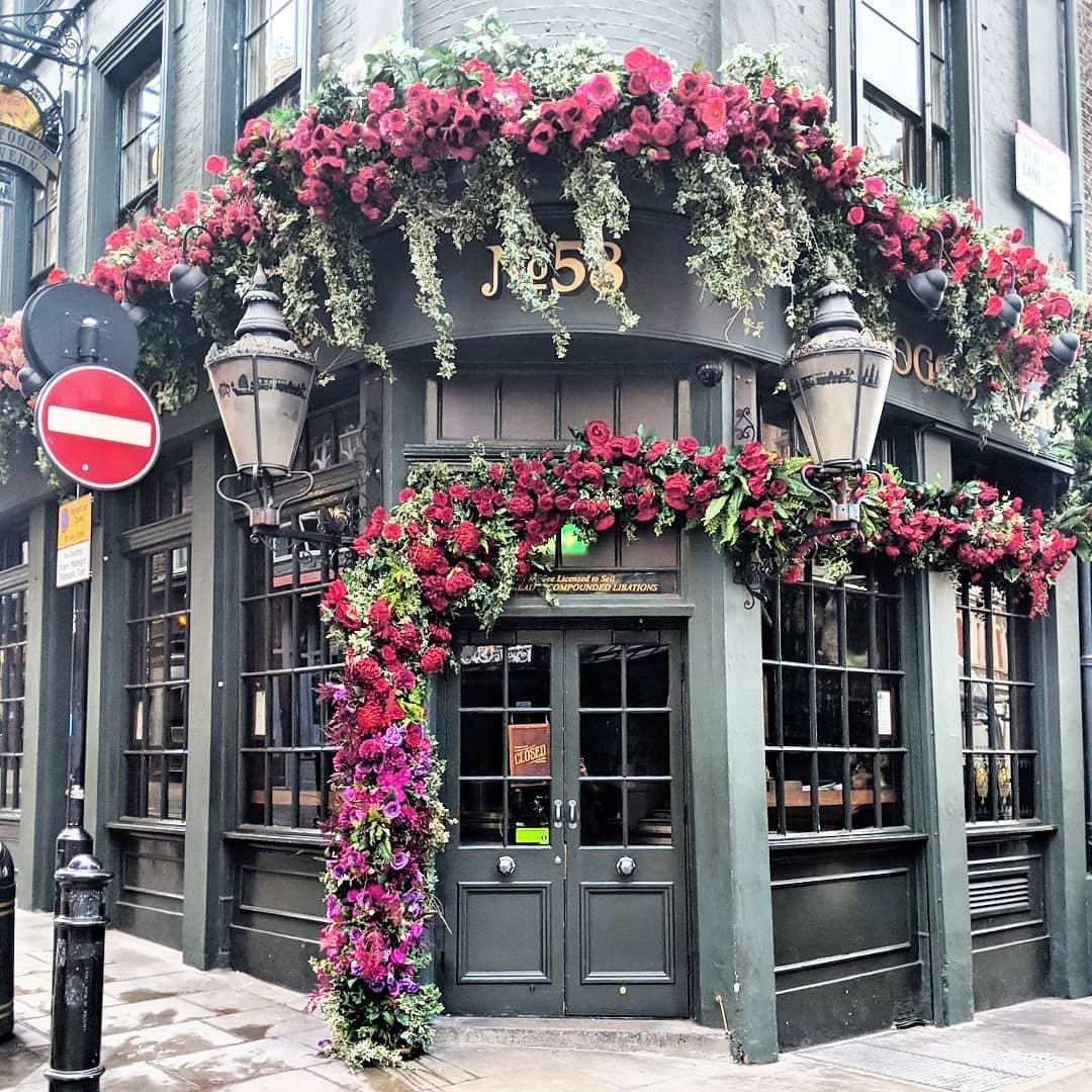 Красочные лондонские входные двери самых разных цветов и стилей, украшенные...