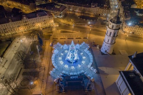В Вильнюсе установили рождественскую ёлку, украшенную гирляндами длиной более 5 километров. Сверху она похожа на часы (5 фото)">