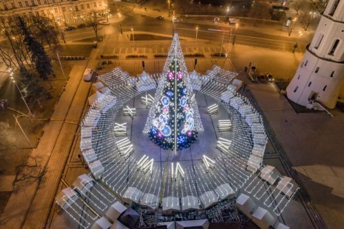 В Вильнюсе установили рождественскую ёлку, украшенную гирляндами длиной более 5 километров. Сверху она похожа на часы (5 фото)">