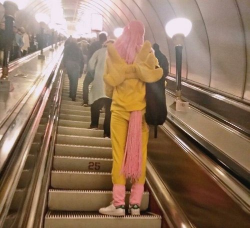 Странные и необычные пассажиры в метро (17 фото)