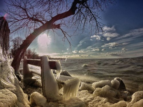 Фотограф из Венгрии запечатлела озеро Балатон, побережье которого сковало льдом (24 фото)