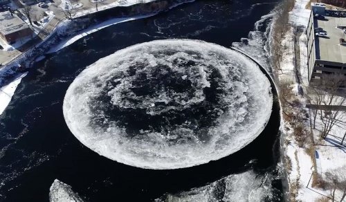 На реке у города Уэстбрук сформировался гигантский ледяной вращающийся диск (4 фото + видео)