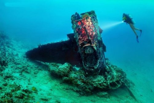 Обломки крушений в подводных фотографиях Анатолия Белощина (32 фото)