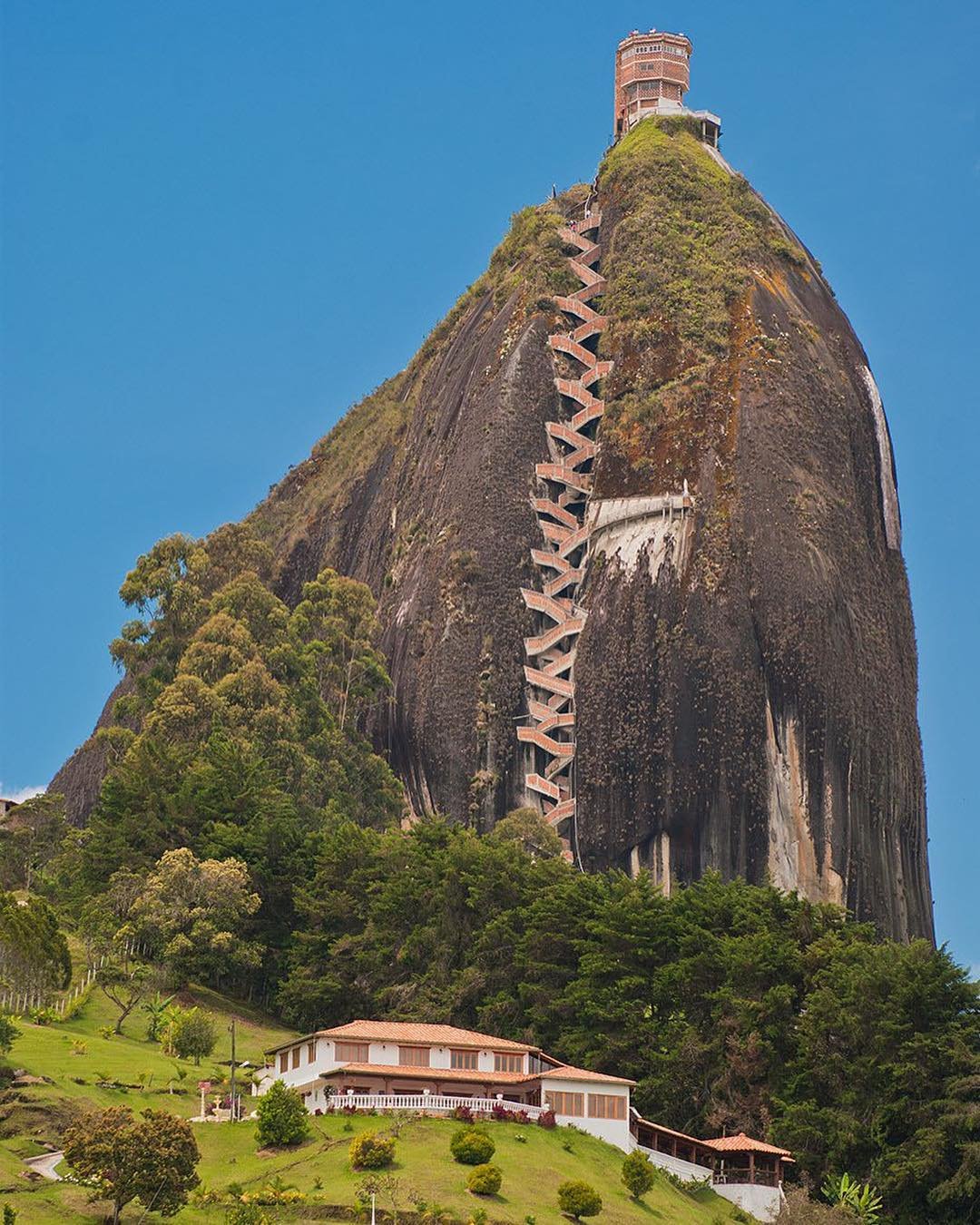 Гора на которой стоял дом была. Скала Эль-Пеньон-де-Гуатапе. Камень Эль Пеньон де Гуатапе Колумбия. Огромная скала Эль-Пеньон-де-Гуатапе. Скала Гуатапе в Колумбии.