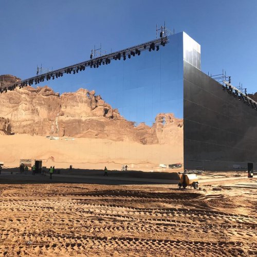 Зеркальный концертный зал, похожий на мираж посреди пустынного ландшафта Саудовской Аравии (17 фото)