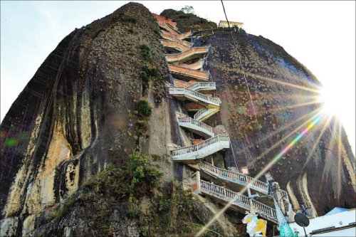 Скала Эль-Пеньон-де-Гуатапе в Колумбии, похожая на гигантский камень 