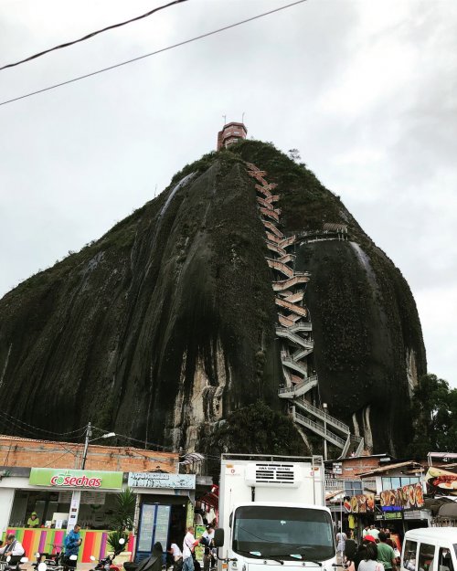 Скеля Ель-Пеньйон-де-Гуатапе в Колумбії, схожа на гігантський камінь