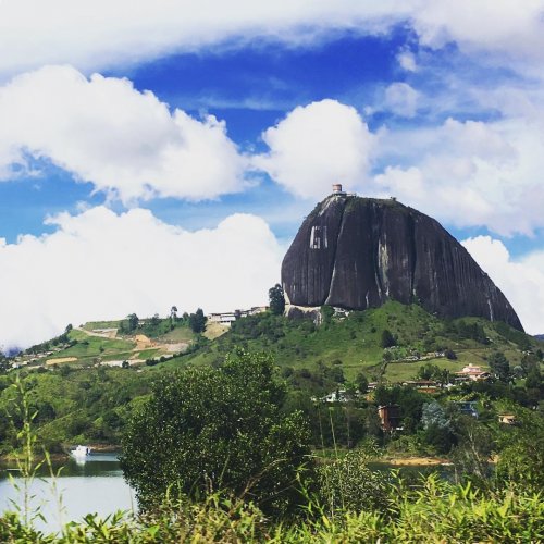 Скала Эль-Пеньон-де-Гуатапе в Колумбии, похожая на гигантский камень 