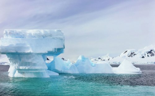 Художник редактирует фотографии, создавая айсберги необычной формы 
