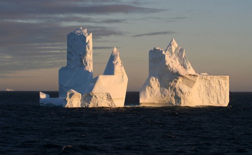 Художник редактирует фотографии, создавая айсберги необычной формы 