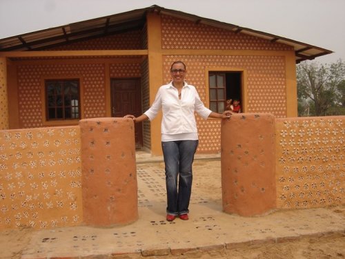 Юрист из Боливии улучшает жизнь людей, строя дома для нуждающихся из пластиковых бутылок (6 фото)