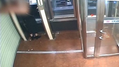 Преступник грабит девушку у банкомата, но затем, увидев остаток на её счёте, с широкой улыбкой возвращает ей все деньги (14 фото)