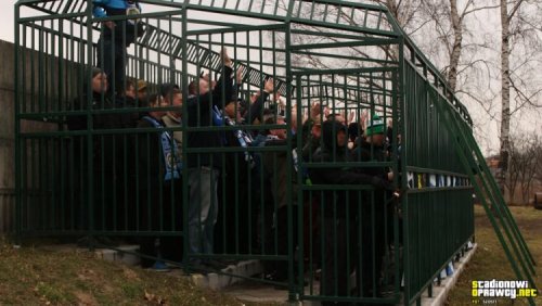 Человеческий зоопарк – футбольные фанаты вынуждены смотреть матч, сидя в металлической клетке (3 фото + видео)