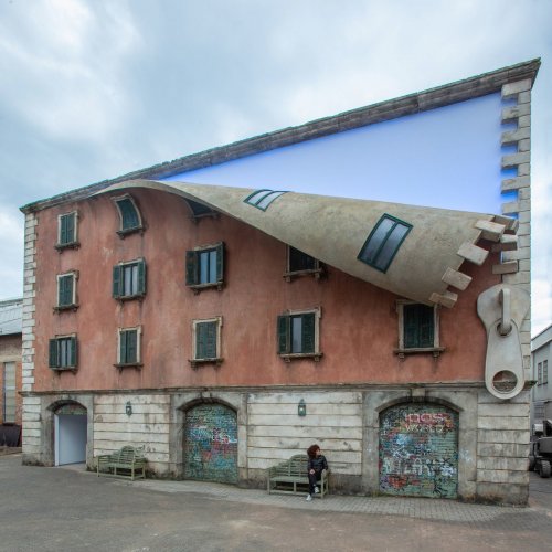 Британский скульптор "расстегнул" здание в Милане (7 фото)