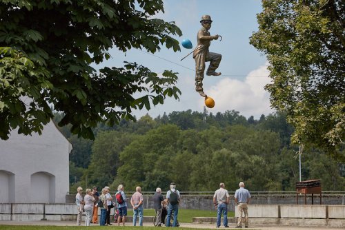 Балансирующие скульптуры Ежи Кендзёры, бросающие вызов гравитации (25 фото)