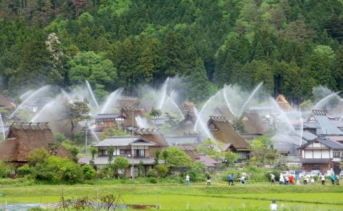 Во время работы необычной спринклерной системы эта японская деревушка превращается в зрелищный фонтан (3 фото + 2 видео)