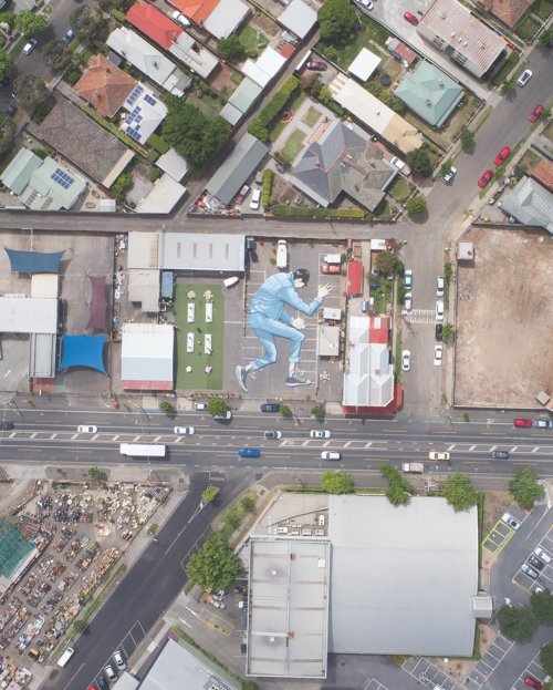 Уличный художник рисует гигантов, будто упавших с неба (8 фото + видео)