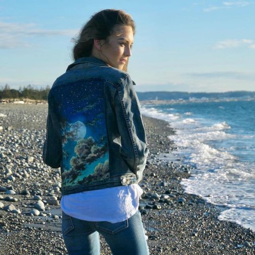Художник изображает пейзажи на джинсовых куртках, превращая их в произведения искусства (5 фото + видео)