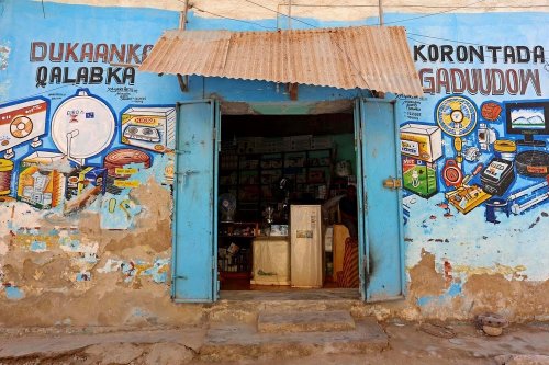 Расписанные вручную стены магазинов в Сомали (17 фото)