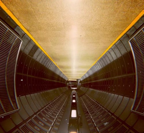 Похожие на космические корабли станции метро, снятые перевёрнутым смартфоном (11 фото)