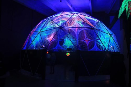 Красочные космические инсталляции из тысяч нитей (17 фото)