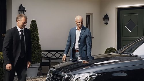 BMW очень круто поздравили директора Mercedes с выходом на пенсию