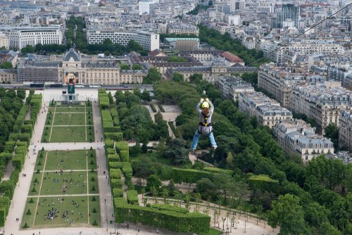 У Парижі можна покататися на зіплайні з Ейфелевої вежі