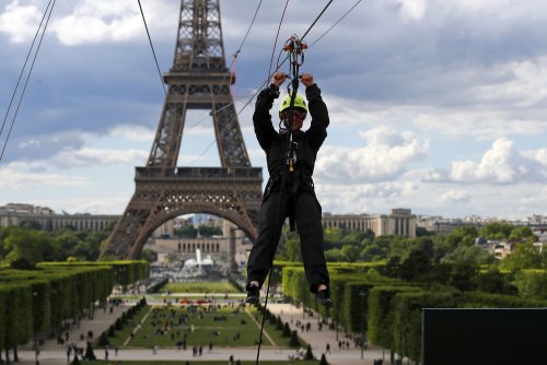 В Париже можно прокатиться на зиплайне с Эйфелевой башни (9 фото + видео)