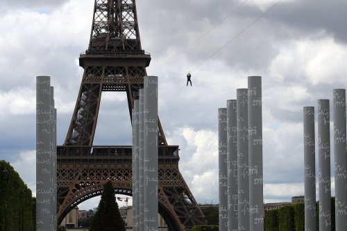 У Парижі можна покататися на зіплайні з Ейфелевої вежі
