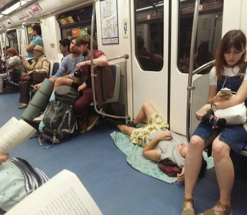 Уморительные фотки, которые могли сделать только в метро