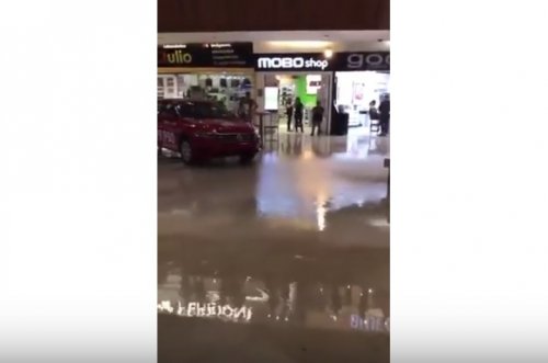 Торговый центр в Мексике стало затапливать из-за дождей, поэтому музыканты решили сыграть главную тему из "Титаника"