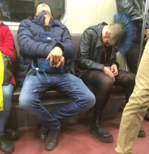 Веселі фотки чудових пасажирів метро