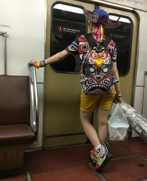 Веселі фотки дивних пасажирів метро