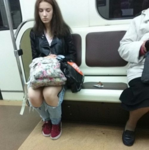 Веселі фотки чудових пасажирів метро