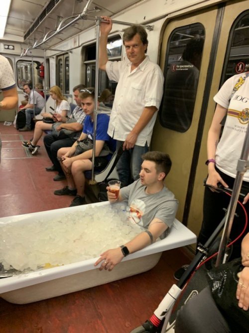 Веселые фотки странных пассажиров метро