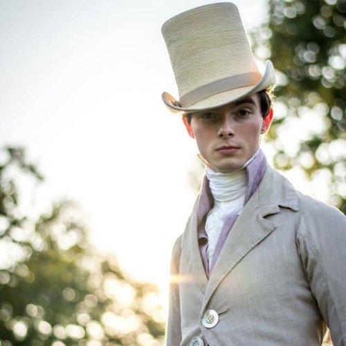 Британец более 10 лет носит одежду в стиле XVII-XIX веков, игнорируя современную моду (9 фото)