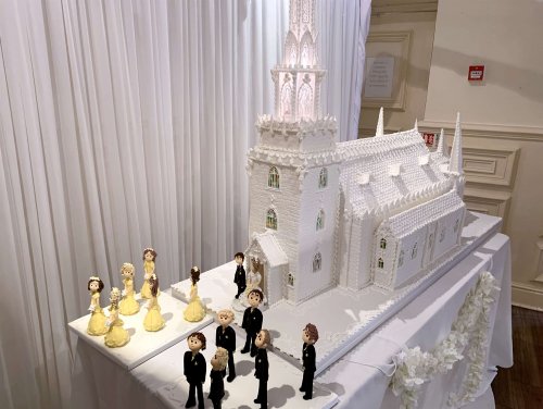 Британский кондитер сделал свадебный торт в виде реплики знаменитой церкви (3 фото)
