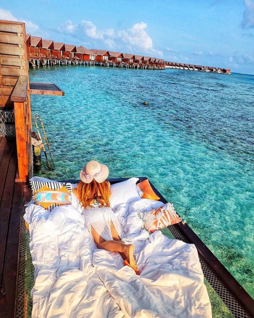 Отель на Мальдивах предлагает возможность спать под звёздами, слушая шум морских волн прямо под собой (9 фото)