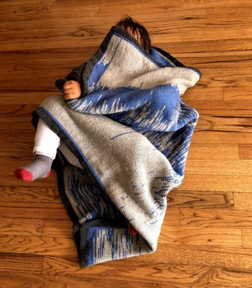 Мужчина трансформировал график сна своего маленького сына в вязаное одеяло (6 фото)