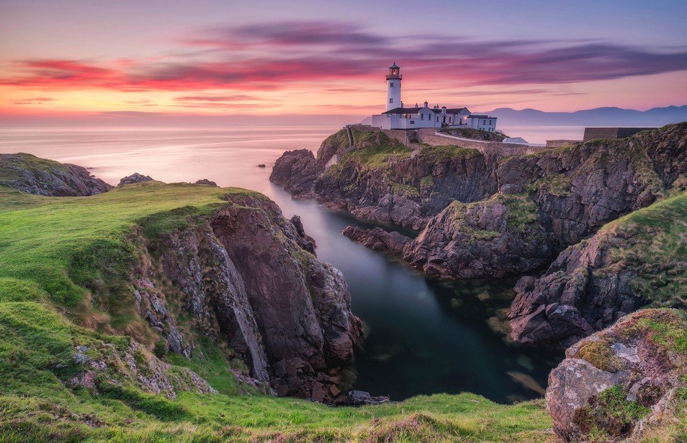 Scotland is beautiful. Остров Скай Шотландия Маяк. Северная Ирландия изумрудный остров. Шотландия Дублин. Замок на острове Скай в Шотландии.
