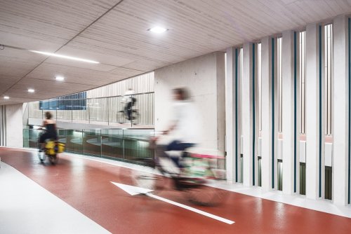 В Утрехте построили крупнейшую велопарковку в мире (8 фото)