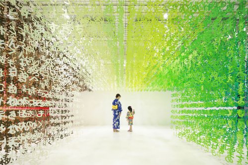 Красочная инсталляция из 140 тысяч развешенных бумажных элементов (10 фото)