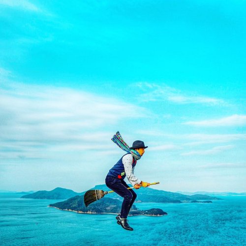Японский Гарри Поттер летает на метле по самым знаковым мировым достопримечательностям (32 фото)